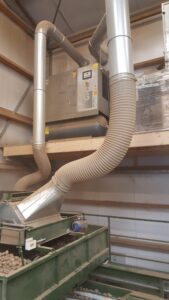 A Jongejans Luchttechniek Leaf Separator in operation, with air ducts separating leaves and dust during potato processing.