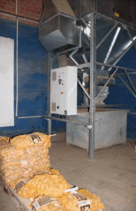 Extraktionsanlage bei Tolls mit Säcken ungewaschener Kartoffeln davor im Verarbeitungsbereich.