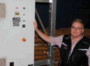 Theo Tolls neben dem Schaltschrank der Absauganlage in der Kartoffelverarbeitungsanlage.