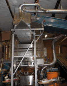 Komplettes Absaugsystem oberhalb der Verarbeitungsmaschine mit Kanälen und Staubschutz.