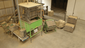 Draufsicht auf die Verarbeitungsanlage mit Kistenkipper, Staubschutzzelten, Förderbändern und Kartoffelkisten.