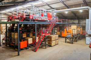 Grote optische sorteerlijn met kistafhandeling in operationele aardappelschuur.