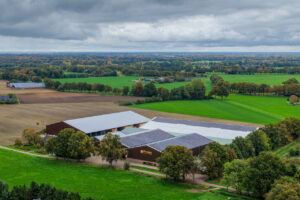 Luchtfoto van het agrarisch bedrijfsterrein van Aardappelbedrijf Prinzen.