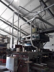 Draufsicht auf die komplexe Rohrleitungskonstruktion zur Staubabsaugung oberhalb der Sortieranlage.